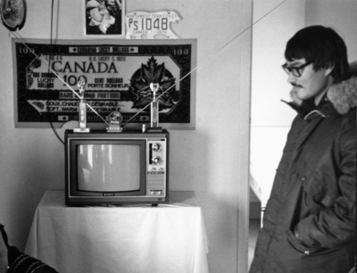 Resolute Bay, interiör med man i förgrunden.
Studieresa.