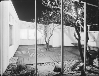 ENFAMILJSHUS I UTBY, GÖTEBORG (UTSTÄLLNING).
Utbyhusen, uteplats.