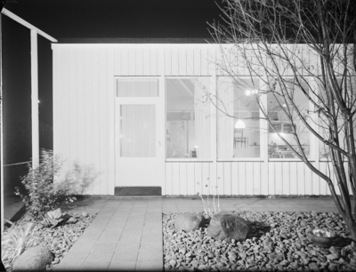 ENFAMILJSHUS I UTBY, GÖTEBORG (UTSTÄLLNING). 
Utbyhusen, uteplats.