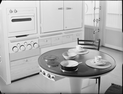 ENFAMILJSHUS I UTBY, GÖTEBORG (UTSTÄLLNING).
Utbyhusen, spisbord.