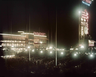 Stockholmutställningen 1930
Restaurang Paradiset och masten med pressläktaren i neonbelysning. Nattbild. Arkitekt till Paradiset: Gunnar Asplund, arkitekt till masten: Sigurd Lewerentz.