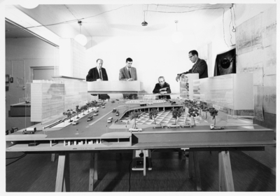 Hötorgscity och Sergels torg.
Modellfoto över Sergels torg, i bakgrunden syns David Helldén sittande och tre andra män stående.