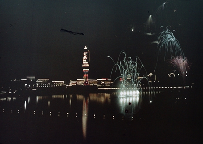 Stockholmsutställningen 1930
Nattbild. Mast, fyrverkeri, sex eldar på vattnet.