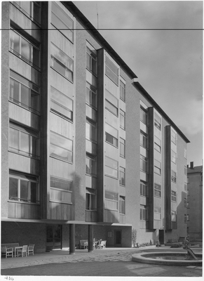 Tegelslagaren 12, flerbostadshus.
Exteriör, fasad.