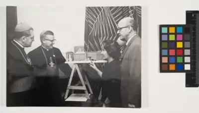 Nya katolska kyrkan
Kardinal Döpfner, biskop Taylor, arkitekt Léonie Geisendorf och arkitekt Holger Blom framför en modell av katolska kyrkan.