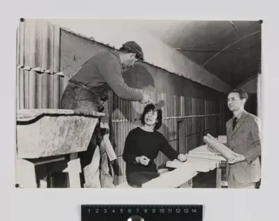 Mariatorgets tunnelbanestation
En murare, Karin Björquist och Kjell Abramson