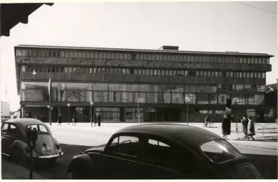 Medborgarhus med teater, Örebro, Folkets Hus, restaurant, hotell och ungdomshall
Exteriör. Fasad med bilar i förgrunden.