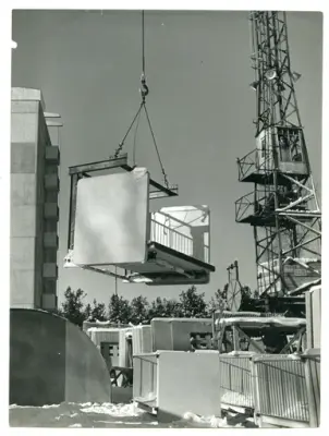 Kv. Lassaskog
Exteriör, hus under byggnad. Detalj av balkong.