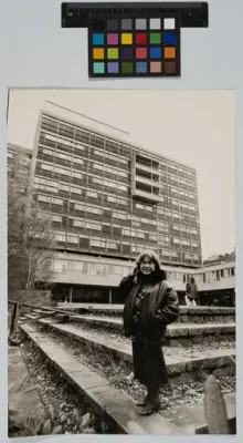 Sankt Görans gymnasium
Léonie framför skolan