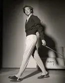 Höstmode för dam från Madeleine de Rauch. Stickad tröja i lumbermodell, byxa och ridspö på Nordiska Kompaniet i Stockholm.