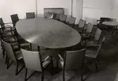 Génève- möbeln 1936, varuhuset Nordiska Kompaniet i Stockholm. Stolar grupperade runt ett ovalt bord av konferenstyp.