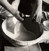 Hantverkare utför glasering av keramikkärl. Från Jobsutställningen, på varuhuset Nordiska Kompaniet i Stockholm 1945.