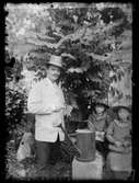 August Strindberg i trädgården med sina barn i Gersau, Schweiz.