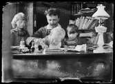 August Strindberg med barnen vid skrivbord, Gersau, Schweitz.