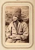 Profilporträtt av änkan Ristin Menlös f. Pantsi, 44 år, Tuorpons sameby. Ur Lotten von Dübens fotoalbum med motiv från den etnologiska expedition till Lappland som leddes av hennes make Gustaf von Düben 1868.