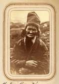 Porträtt av Nils Granströms hustru, namn okänt. Tuorpons sameby, Jokkmokks sn. Ur Lotten von Dübens fotoalbum med motiv från den etnologiska expedition till Lappland som leddes av hennes make Gustaf von Düben 1868.