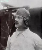 Flygbaronen Carl Cederström iförd läderhuva.