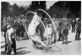 Demonstration av motionshjul i Kungsträdgården, Stockholm. Nordiska Kompaniet.
