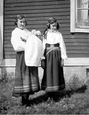 Familjehögtider. Barndop. Faddrar till barnet. Myr Karin och Ömans Margit, Sollerö socken, Dalarna. 