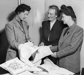 Juryn vid NKs handarbetstävlan 1945. Från höger: fd. statsrådinnan Günther, fröken Margit Risberg, fröken Greta Grahn.