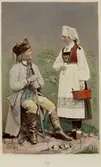 Dräktdockor med huvuden skulpterade av C A Söderman, visade på världsutställningen i Paris 1867. Man från Gudbrandsdalen och kvinna från Hardanger, Norge. Handkolorerad.