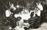 Kullor dricker kaffe på Skansen. Fr v Krans Kerstin, Djos Kerstin, Svarvar Anna, Blecko Kerstin, Buller mor, Hållams Kerstin, Gjers Kerstin. 