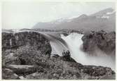 Vid Stora Sjöfallet, Hermelins fall, omkring 1900. Från vänster Kalle Björkman, Karl August Såhl. Fallet tystnade för gott 1972 på grund av kraftverksutbyggnad.