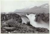 Vid Stora Sjöfallet, Hermelins fall, omkring 1900. Från vänster Kalle Björkman, Karl August Såhl. Fallet tystnade för gott 1972 på grund av kraftverksutbyggnad.