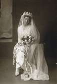 Porträtt av Alfhild Arosenius (1880-1966) i bröllopsklänning