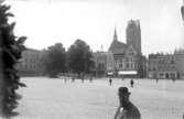 Vy från norra Tyskland, Wismar. Markö.Över husen i vacker grupp med ...? Marienkirche.