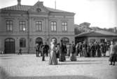 Strömstad.Tullhus i Hamnen, plats med folk.