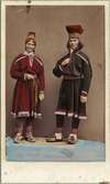 Dräktdockor. En kvinna och en man i samiska dräkter. Handkolorerad. 