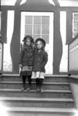 Framnäsviken.  Birgot Hultbohm och Ingrid Rydbeck i trappan till ett hus.