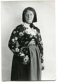 Louise Hagberg (1868-1944), amanuens vid Nordiska museet iklädd folkdräkt.
