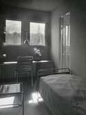 Interiör från sovrum på Stockholmsutställningen 1930 inrett av arkitekt Sven Markelius. Lackerad gabonmahogny.