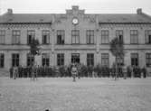 Första världskriget.  Landstormen står uppställda framför Centralskolan.