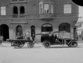 Brandkåren på Nygatan. Bilen står framför Centralpalatset. Bogsering av ångspruta med en nyinköpt begagnad personbil som inköpt i Karlstad samt därefter, omändrats till brandbil, Winstone (110Hk).