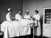 Lasarettet på Östergatan. Doktor Ljunggren med systrar opererar en rysk soldat under första världskriget.