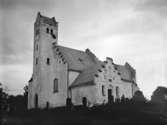Fru Alstads kyrka är Skytts härads högst belägna kyrka. På medeltiden uppsökte
pilgrimer kyrkan och en offerkälla som låg väster om denna.