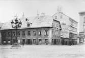 Stora Torget mot Drottninggatan, med Svedbergska huset, Uppsala 1901 - 1902