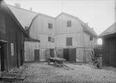 Gårdsinteriör från en av handelsgårdarna längs Svartbäcksgatan i Uppsala 1901 - 1902