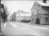 Dragarbrunnsgatan vid korsningen mot Vretgränd, Dragarbrunn, Uppsala 1901 - 1902