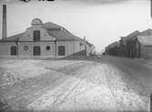 Strandbodgatan mot nordöst från hamnen med gasverkets kolmagasin strandbodarna, Kungsängen, kvarteret Munin, Uppsala 1901 - 1902