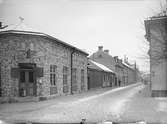 Vretgränd - Dragarbrunnsgatan, med Lagerqvists järnhandel i hörnet av kvarteret Atle, Uppsala 1901 - 1902
