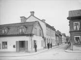 Bäverns gränd mot nordöst från Östra Ågatan, Uppsala 1901 - 1902