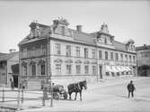 Hörnet Östra Ågatan - Gamla torget från söder, med Theatrum Oeconomicum, Uppsala 1901 - 1902