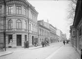 Kungsgatan mot nordväst från Smedsgränd, Dragarbrunn, Uppsala 1901 - 1902
