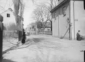 Slottsgränd från Trädgårdsgatan, Fjärdingen, Uppsala 1901 - 1902