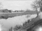 Vårby brädgård och Tullgarns gjuteri från väster över Fyrisån, Uppsala 1901 - 1902