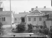 Gårdsinteriör, Linnégatan 10, kvarteret Örtedalen, Dragarbrunn, Uppsala 1908